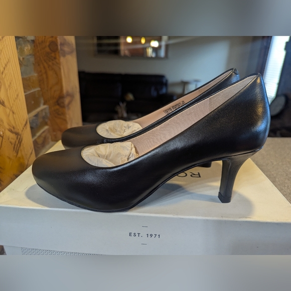 Rockport Shoes - Classic Rockport Black Leather Mid-Heel Pumps - Women's